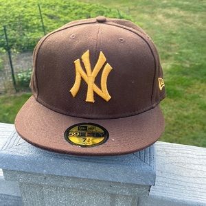 Yankees Genuine Merchandise Brown and Gold Fitted Hat 7 3/8
